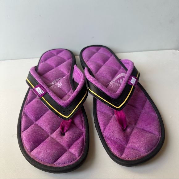Nike comfort Women’s Thong Size: 8 Purple Quilted Sandals With Yellow Accent - Picture 1 of 11